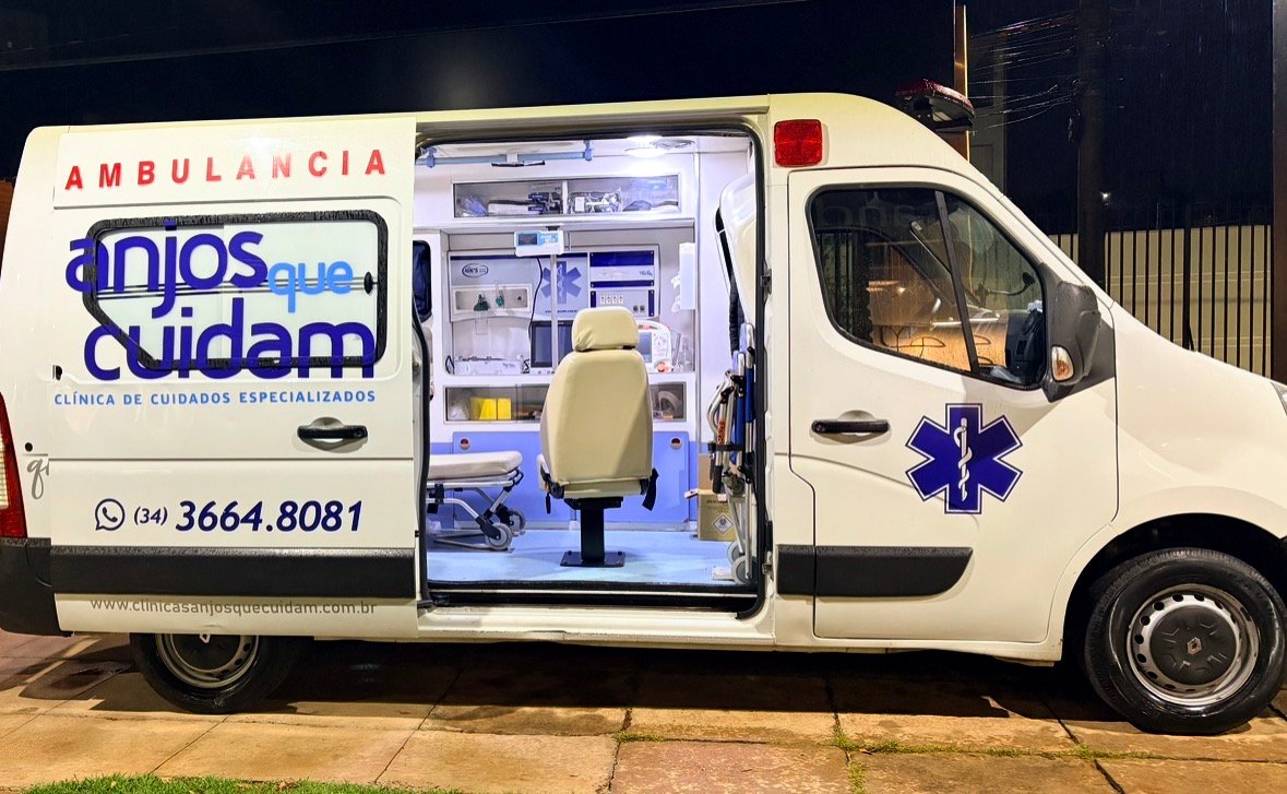 Ambulância Anjos que Cuidam com a porta aberta