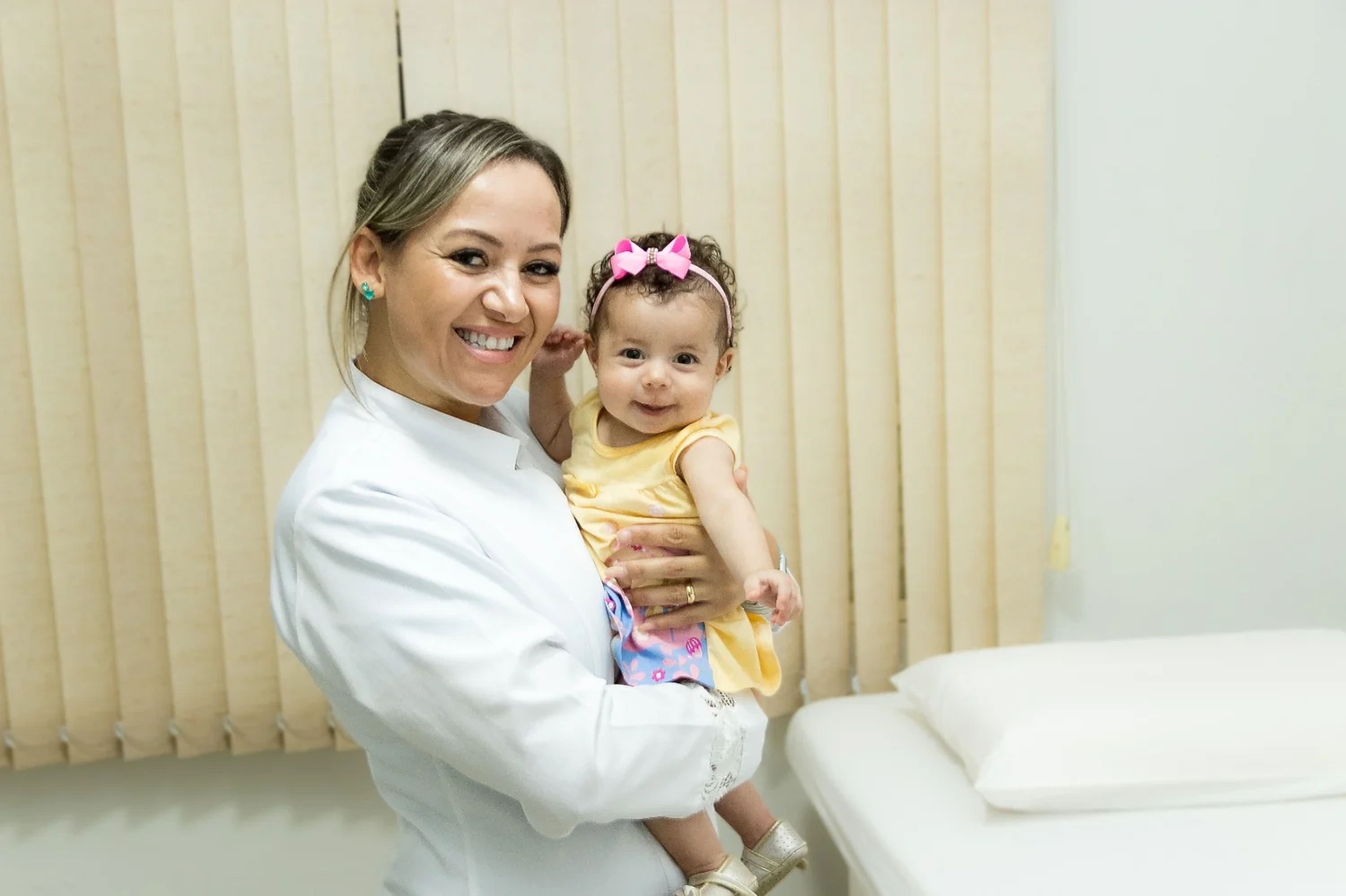 Profissional da Anjos que Cuidam em atendimento pediátrico humanizado