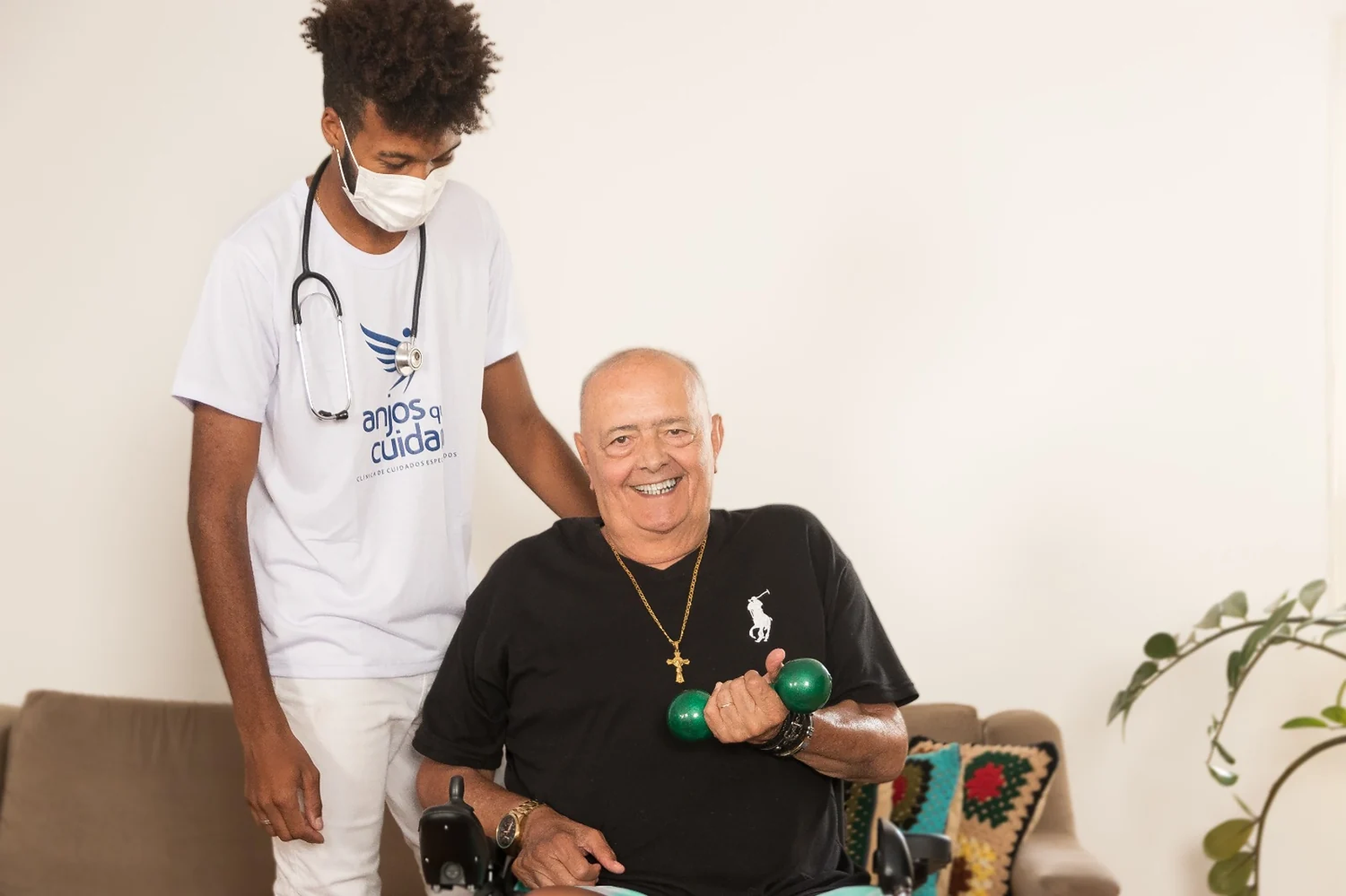 Profissional da Anjos que Cuidam acompanhando paciente em atividade de reabilitação