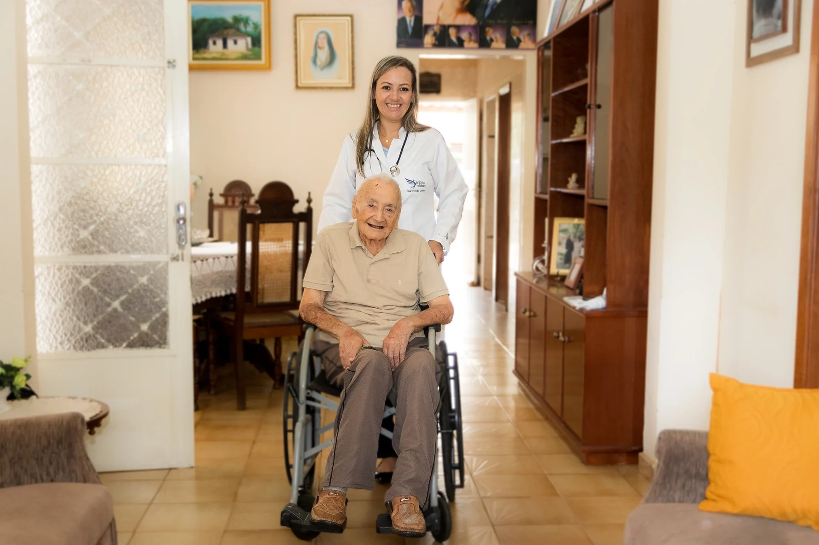 Equipe da Anjos que Cuidam acompanhando paciente em atendimento domiciliar