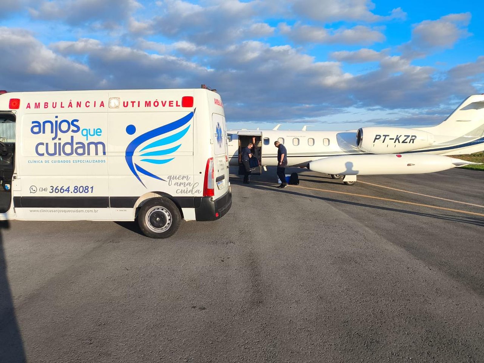 Ambulância UTI Móvel da Anjos que Cuidam em operação aeromédica durante o dia