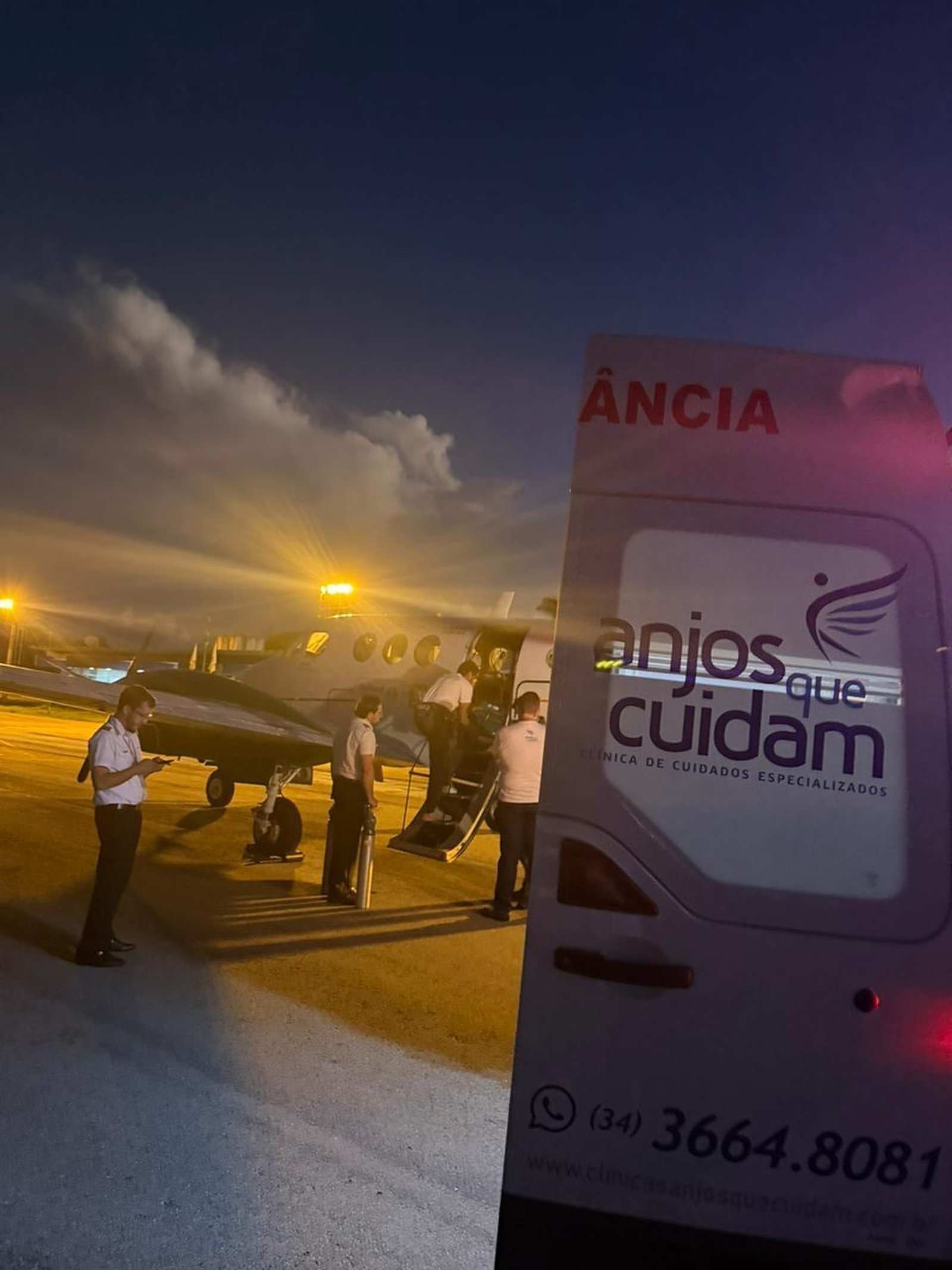 Ambulância da Anjos que Cuidam em operação aeromédica noturna