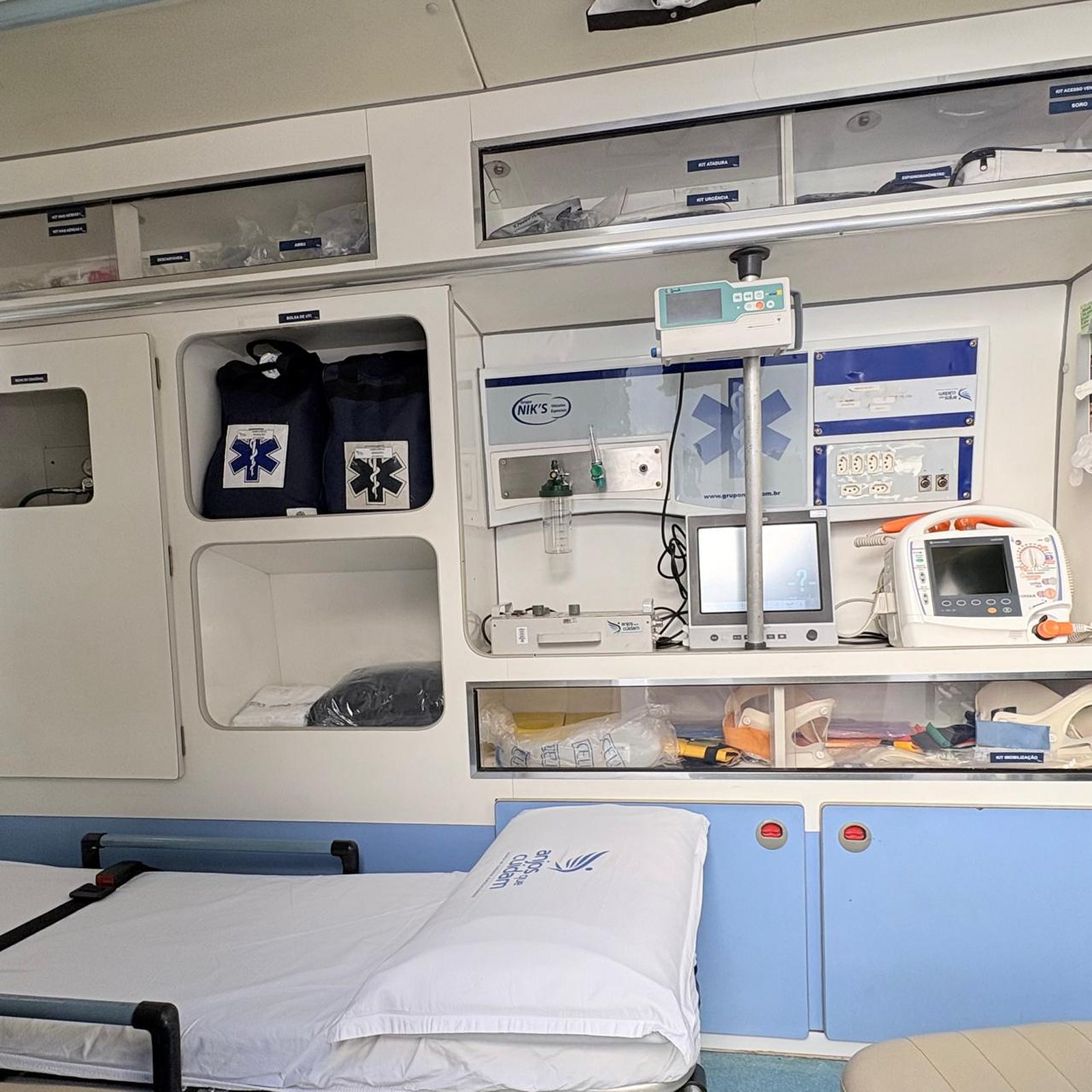 Detalhe dos equipamentos e assentos internos da ambulância Anjos que Cuidam