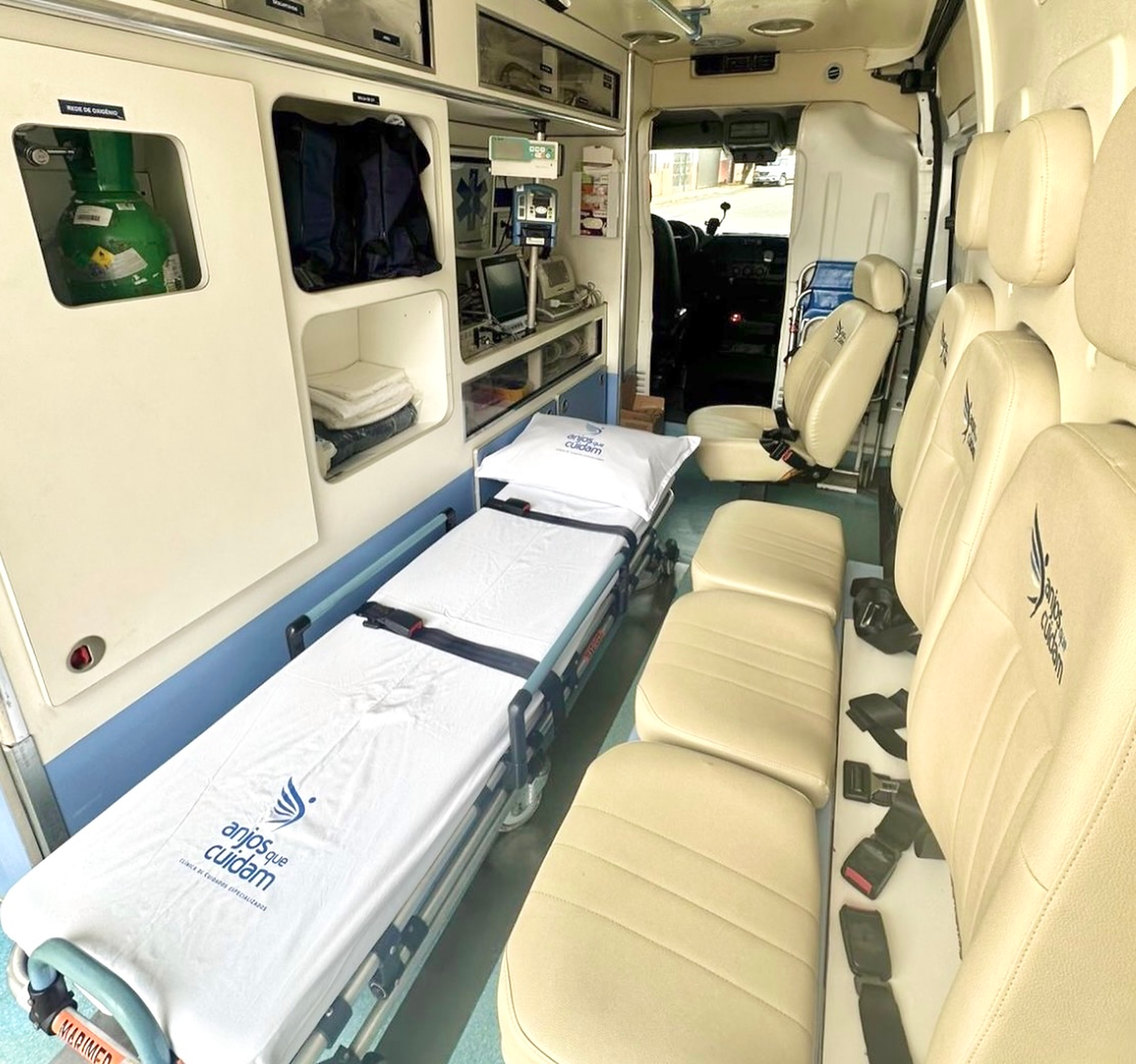 Interior real da ambulância Anjos que Cuidam com maca e assentos